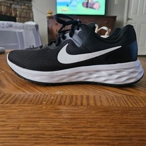 Nike Revolution 8.5